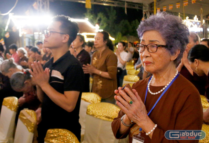 Bà Nguyễn Thị Minh Du (77 tuổi, phường Đại Mỗ, Hà Nội) năm nào cũng di chuyển về chùa Kim Sơn Lạc Hồng để dự lễ Vu Lan. Bà Du cho biết: “Tôi luôn răn dạy các con mình, có được cuộc sống như ngày hôm nay, chúng ta phải biết ơn tổ tiên, biết ơn ông bà, cha mẹ”. gdvn-nv.jpg