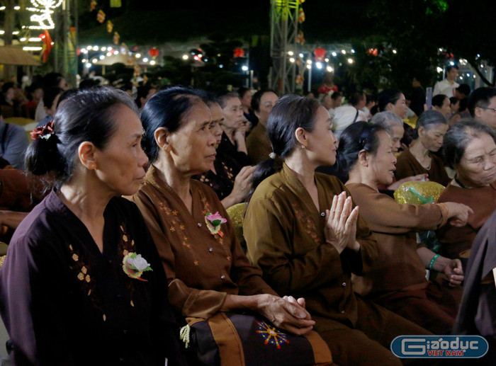 Nghi thức “Bông hồng cài áo” để lại trong lòng mỗi người rất nhiều tâm sự. gdvn-ao.jpg