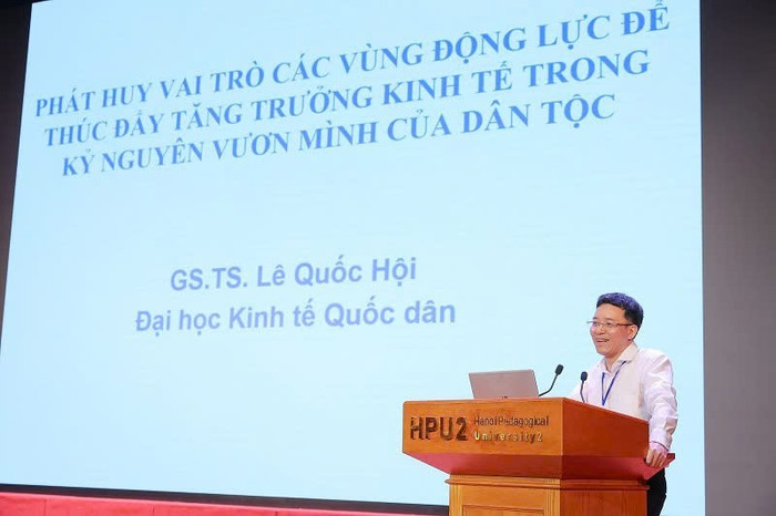 Giáo sư, Tiến sĩ, Nhà giáo ưu tú Lê Quốc Hội - Tổng Biên tập Nhà xuất bản Đại học Kinh tế quốc dân báo cáo tại Hội thảo. Ảnh: NTCC. ct4.jpg