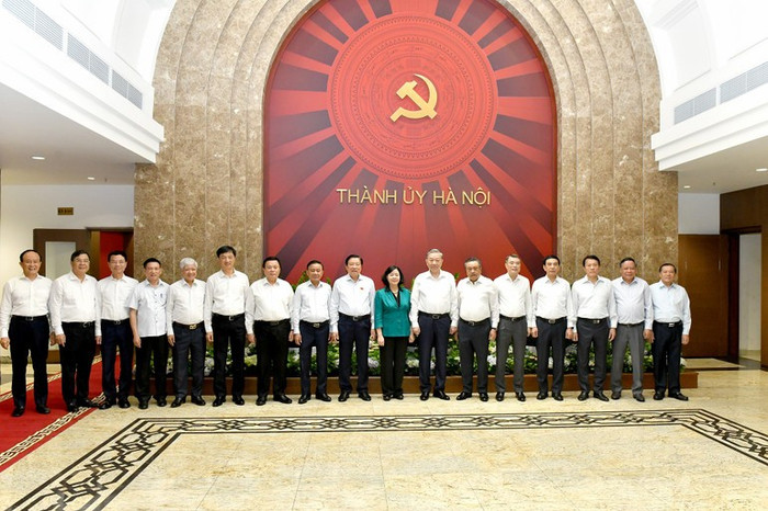 Tổng Bí thư Tô Lâm với các đồng chí lãnh đạo Đảng, Nhà nước và Ban Thường vụ Thành ủy Hà Nội. Ảnh: nhandan.vn. a4-dsc-3402.jpg