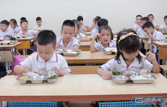 Một bữa ăn bán trú tại một trường tiểu học trên địa bàn Hà Nội. Ảnh: Mộc Trà. gdvn-anh.jpg