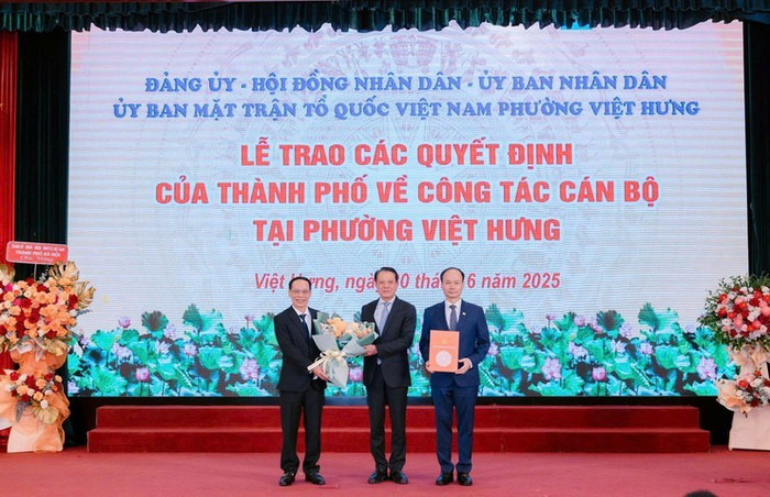 Đồng chí Hoàng Trọng Quyết trao Quyết định và tặng hoa chúc mừng Thường trực Hội đồng nhân dân phường Việt Hưng. Ảnh: hanoi.gov.vn. dong-chi-hoang-trong-quyet-trao-quyet-dinh-va-tang-hoa-chuc-mung-thuong-truc-hdnd-phuong-viet-hung.jpg