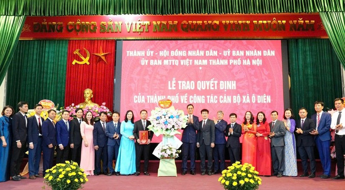 Chánh Văn phòng Ủy ban nhân dân thành phố Lê Thanh Nam trao quyết định về công tác cán bộ xã Ô Diên. Ảnh: hanoi.gov.vn. chanh-van-phong-ubnd-thanh-pho-le-thanh-nam-trao-quyet-dinh-ve-cong-tac-can-bo-xa-o-dien.jpg