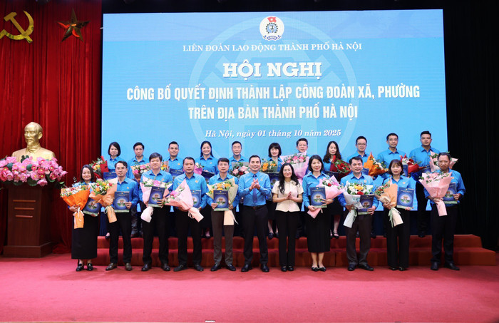 Phó Chủ tịch Thường trực phụ trách Liên đoàn Lao động thành phố Hà Nội Lê Đình Hùng và Phó Trưởng Ban Tuyên giáo và Dân vận Thành ủy Hà Nội Nguyễn Thị Huệ trao Quyết định cho các Công đoàn xã, phường. Ảnh: hanoi.gov.vn. Phó Chủ tịch Thường trực phụ trách Liên đoàn Lao động thành phố Hà Nội Lê Đình Hùng và Phó Trưởng Ban Tuyên giáo và Dân vận Thành ủy Hà Nội Nguyễn Thị Huệ trao Quyết định cho các Công đoàn xã, phường. Ảnh: hanoi.gov.vn.