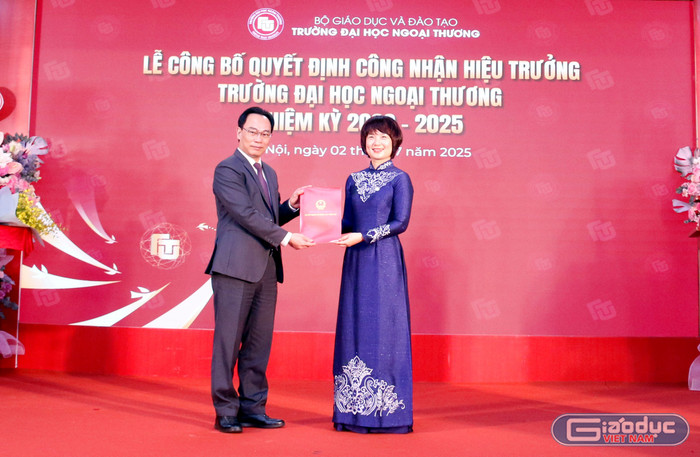 Thứ trưởng Bộ Giáo dục và Đào tạo Hoàng Minh Sơn trao quyết định công nhận Hiệu trưởng Trường Đại học Ngoại thương nhiệm kỳ 2020-2025 cho Phó Giáo sư, Tiến sĩ Phạm Thu Hương. gdvn-trao-6242.jpg