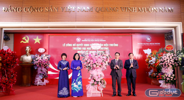 Thay mặt lãnh đạo Bộ Giáo dục và Đào tạo, Thứ trưởng Hoàng Minh Sơn gửi lẵng hoa chúc mừng Phó Giáo sư, Tiến sĩ Phạm Thu Hương và tập thể Trường Đại học Ngoại thương. gdvn-tri-an.jpg