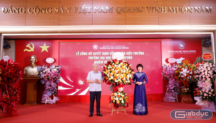 Thứ trưởng Bộ Nội vụ Nguyễn Mạnh Khương tặng hoa chúc mừng tân Hiệu trưởng Phạm Thu Hương gdvn-noi-vu.jpg