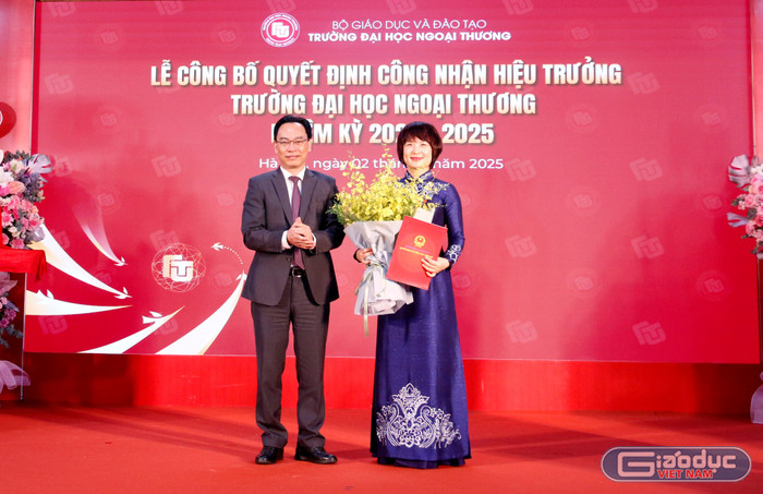 Thứ trưởng Hoàng Minh Sơn tặng hoa chúc mừng tân Hiệu trưởng Trường Đại học Ngoại thương. gdvn-tang-hoa-2.jpg