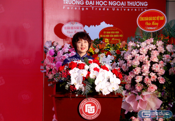 Phó Giáo sư, Tiến sĩ Phạm Thu Hương - tân Hiệu trưởng Trường Đại học Ngoại thương phát biểu nhận nhiệm vụ mới. gdvn-tan-hieu-truong-5558.jpg