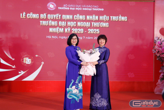 Phó Giáo sư, Tiến sĩ Lê Thị Thu Thủy - Chủ tịch Hội đồng trường chúc mừng tân Hiệu trưởng. gdvn-tang-hoa.jpg