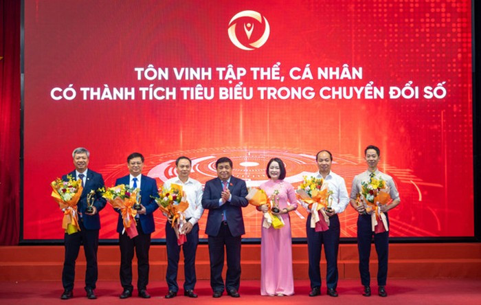 Các tập thể, cá nhân có cách làm hay, chủ động, sáng tạo, quyết liệt trong công cuộc Chuyển đổi số quốc gia được tôn vinh tại chương trình. Ảnh: hanoi.gov.vn. Các tập thể, cá nhân có cách làm hay, chủ động, sáng tạo, quyết liệt trong công cuộc Chuyển đổi số quốc gia được tôn vinh tại chương trình. Ảnh: hanoi.gov.vn.