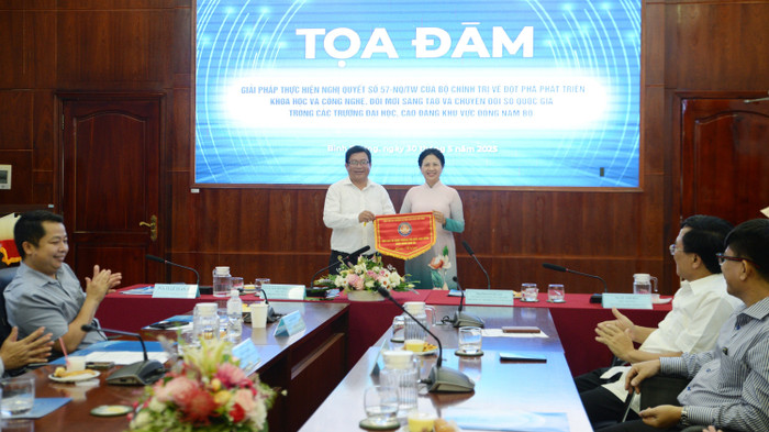 Để đảm bảo thực hiện có hiệu quả các chương trình và kế hoạch hoạt động của Câu lạc bộ Khối các trường đại học, cao đẳng miền Đông Nam Bộ, Ban Chủ nhiệm Câu lạc bộ đã trao quyền đăng cai tổ chức buổi sinh hoạt chuyên đề trong năm 2026 cho trường Đại học Bà Rịa - Vũng Tàu. dsc-3737.jpg