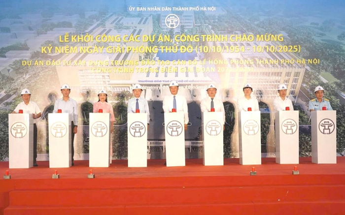 Phó Chủ tịch Ủy ban nhân dân thành phố Hà Nội Nguyễn Mạnh Quyền và các đại biểu thực hiện nghi thức khởi công dự án. Ảnh: hanoi.gov.vn. gd-1759812648653387114039-0-14-863-1395-crop-1759812657700616916673.png