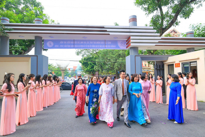 Cựu người học khoa Ngữ văn về tham dự buổi Lễ. Ảnh: NTCC. Cựu người học khoa Ngữ văn về tham dự buổi Lễ. Ảnh: NTCC.