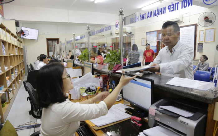 Đến hết tháng 9/2025, Bảo hiểm xã hội thành phố Hà Nội đã triển khai 4/25 thủ tục hành chính liên thông, mang lại lợi ích thiết thực cho người dân. Ảnh minh họa: hanoi.gov.vn. 14f186af40-dcfc-4b7f-8279-c3a56088e09b-20250514015703pm-17603255240171071179011-0-0-925-1480-crop-1760325527778698998786.jpg