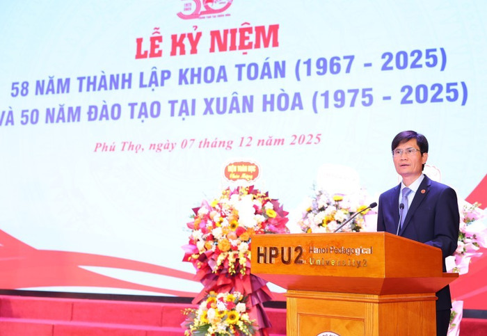 Phó Giáo sư, Tiến sĩ Nguyễn Quang Huy - Bí thư Đảng ủy, Hiệu trưởng nhà trường phát biểu tại buổi lễ.