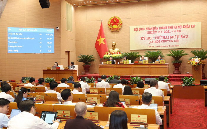 Quang cảnh kỳ họp. Ảnh: hanoi.gov.vn. z706111391150516860a43f6cca775d9b063c159d783a3-1759114767072877312070-84-0-1684-2560-crop-1759114774383670758372.jpg