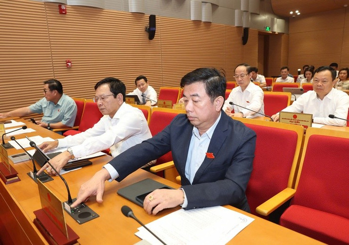 Các đại biểu nhấn nút thông qua nghị quyết. Ảnh: hanoi.gov.vn. z7061113776318f31d7fd5a34eae1be3f9519c8577445f-1759114886075846947079.jpg