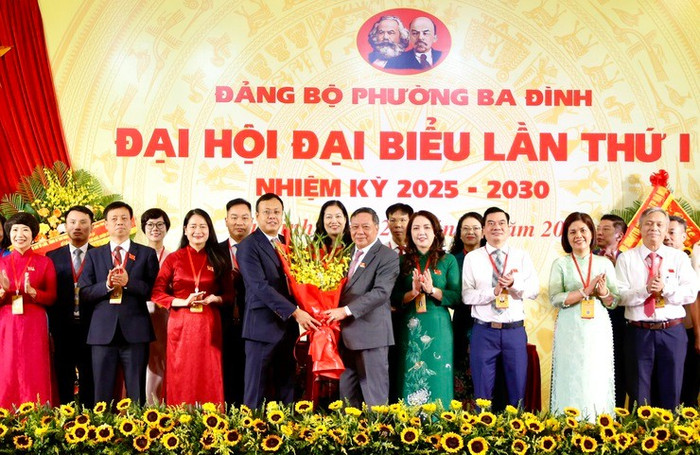 Phó Bí thư Thường trực Thành ủy Nguyễn Văn Phong chúc mừng Ban Chấp hành Đảng bộ phường Ba Đình nhiệm kỳ 2025-2030. Ảnh: badinh.hanoi.gov.vn. dh-dang-bo-phuong01-17537760848631149870868.jpg