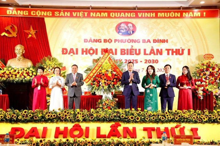 Phó Bí thư Thường trực Thành ủy Hà Nội Nguyễn Văn Phong tặng hoa chúc mừng đại hội. Ảnh: badinh.hanoi.gov.vn. dh-dang-bo-phuong02-1753780360650352950373.jpg