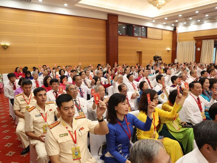 Đại biểu tham dự đại hội tiến hành biểu quyết. Ảnh: badinh.hanoi.gov.vn. dh-dang-bo-phuong09-1753781398115713657076.jpg