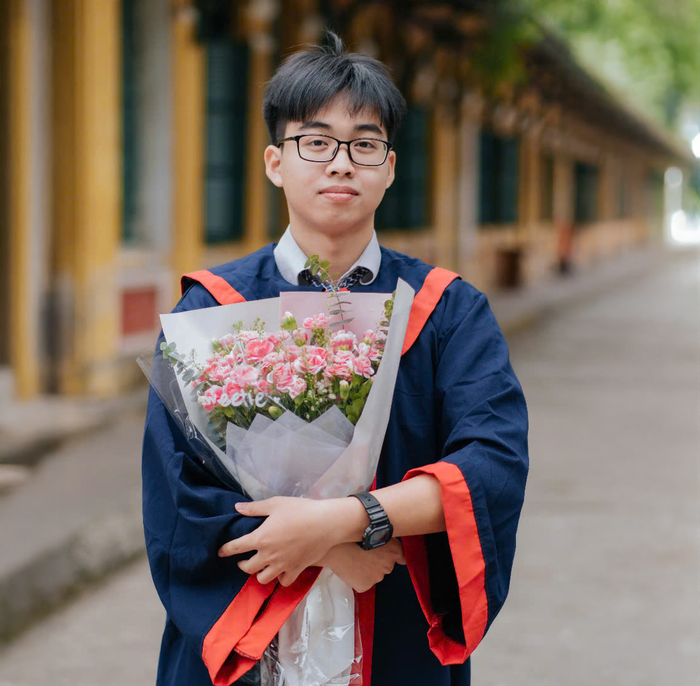 Nam sinh Nguyễn Việt Hưng - học sinh lớp 12 chuyên Anh, Trường Trung học phổ thông chuyên Chu Văn An (Hà Nội) trở thành thủ khoa “kép” toàn quốc ở cả hai tổ hợp A01 và D01. Ảnh: NVCC. z6811315193768-03aa403dd6eb6814f6b24a7dfe482cc9.png