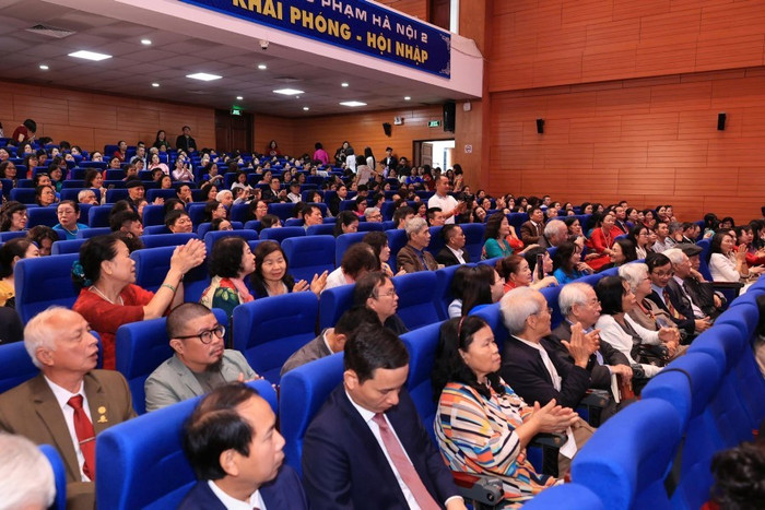 Các đại biểu từng là giảng viên, sinh viên khoa Ngữ văn - Trường Đại học Sư phạm Hà Nội 2 tham dự buổi Lễ. Ảnh: NTCC. Các đại biểu từng là giảng viên, sinh viên khoa Ngữ văn - Trường Đại học Sư phạm Hà Nội 2 tham dự buổi Lễ. Ảnh: NTCC.