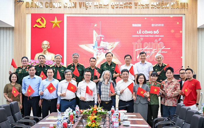 Ban tổ chức và các đại biểu tại lễ công bố chương trình nghệ thuật chính luận “Tổ quốc trong tim”. Ảnh: Báo Nhân Dân. ban-to-chuc-concert.jpg