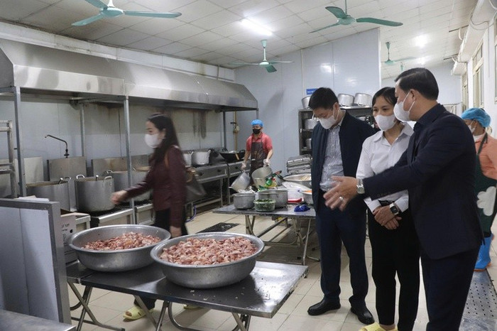Đoàn kiểm tra đột xuất bếp ăn tại Trường Tiểu học Cự Khê (xã Bình Minh). Ảnh: hanoi.gov.vn. z71497411867745c7eaaf4c27c6424fdeb6e819cd32664-17613058892641400925625.jpg