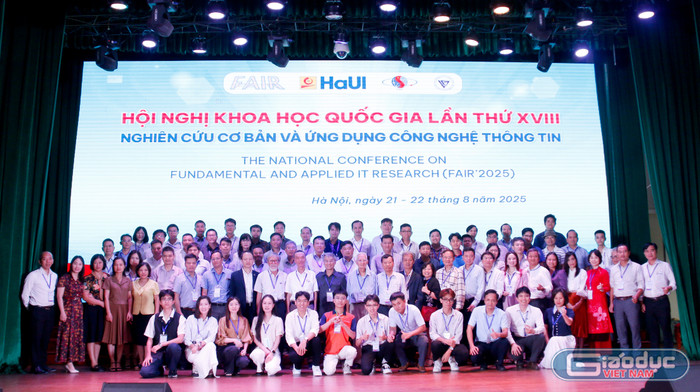 Các đại biểu chụp ảnh lưu niệm. gdvn-toan-dbieu.jpg