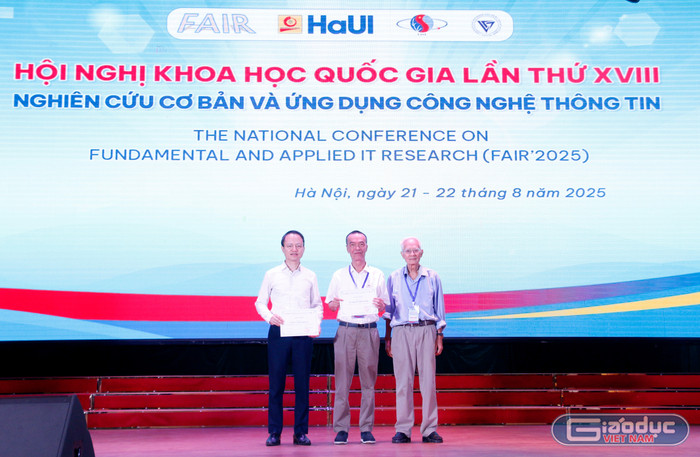 Giáo sư, Tiến sĩ Vũ Đức Thi trao chứng nhận cho 2 diễn giả: Giáo sư, Tiến sĩ Trần Xuân Tú và Tiến sĩ Nguyễn Nhật Quang. gdvn-trao-chung-nhan-dien-gia.jpg