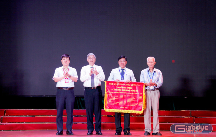 Trao cờ đăng cai tổ chức FAIR’2026 cho Trường Đại học Công Thương Thành phố Hồ Chí Minh. gdvn-trao.jpg