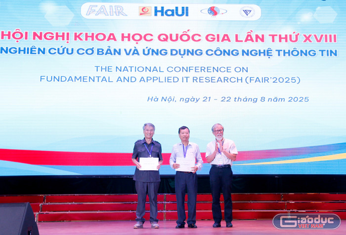 Phó Giáo sư, Tiến sĩ Trần Văn Lăng trao giấy chứng nhận cho Giáo sư, Tiến sĩ khoa học Phạm Thế Long cùng Giáo sư, Tiến sĩ Đặng Quang Á. gdvn-trao-cn.jpg