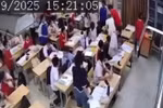 Từ vụ học sinh kéo tóc, ghìm cô giáo xuống, nghĩ về mức kỷ luật học sinh hiện nay