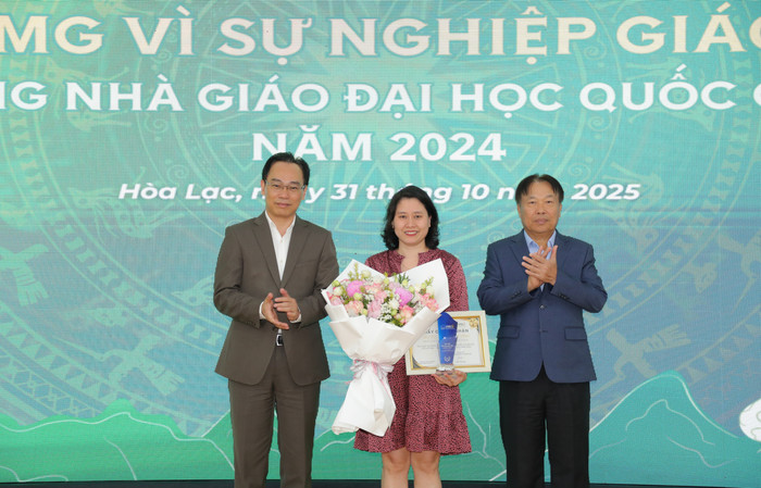 Giáo sư Đặng Hoàng Minh - Trưởng khoa Khoa học giáo dục, Viện trưởng Viện Nghiên cứu lâm sàng về Xã hội, Tâm lý và Giáo dục - Trường Đại học Giáo dục nhận giải thưởng tại hội nghị. ah9i0183.jpg