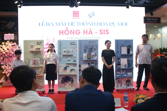 Bộ sản phẩm Hoạ cụ được ra mắt hôm nay là cả một quá trình đầu tư thời gian, công sức của Văn phòng phẩm Hồng Hà và Trường Khoa học liên ngành và Nghệ thuật, Đại học Quốc gia Hà Nội. 4.jpg