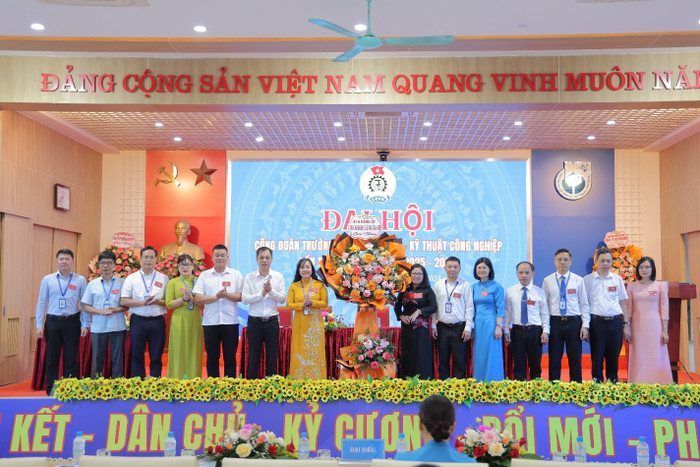 Các thầy, cô trong trong Ban chấp hành, Đảng ủy, Ban Giám hiệu và Hội đồng trường tặng hoa chúc mừng đại hội. word-image-49460-14.jpg