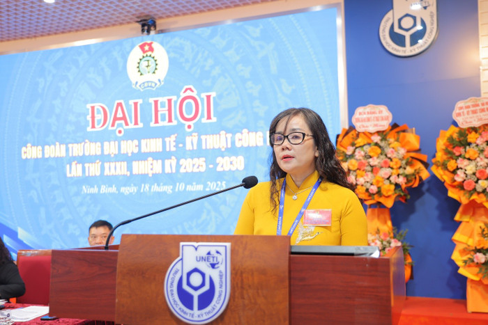 Phó Giáo sư, Tiến sĩ Phạm Thị Thu Hoài - Bí thư Đảng ủy, Chủ tịch Hội đồng Trường Đại học Kinh tế – Kỹ thuật Công nghiệp phát biểu tại đại hội. word-image-49460-13.jpg