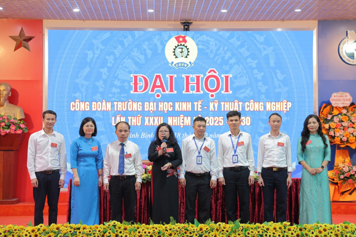 Các đồng chí trong Ban Chấp hành Công đoàn trường khóa XXXII, nhiệm kỳ 2025 – 2030 ra mắt tại đại hội. word-image-49460-23.jpg