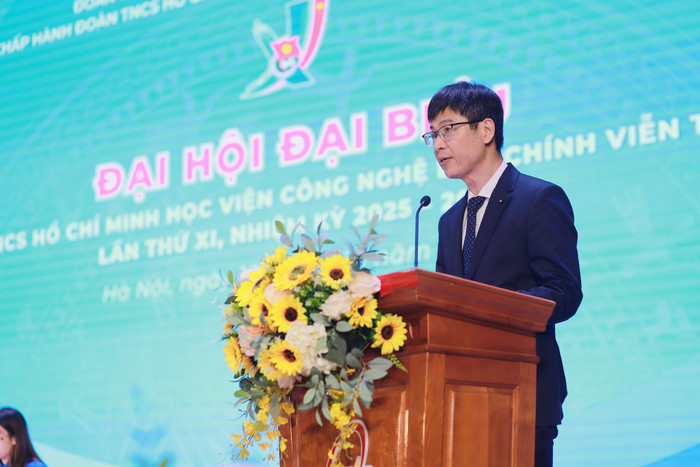 Giáo sư, Tiến sĩ Từ Minh Phương - Bí thư Đảng ủy, Chủ tịch Hội đồng Học viện Công nghệ Bưu chính Viễn thông phát biểu tại đại hội. img-1003-2048x1365.jpg