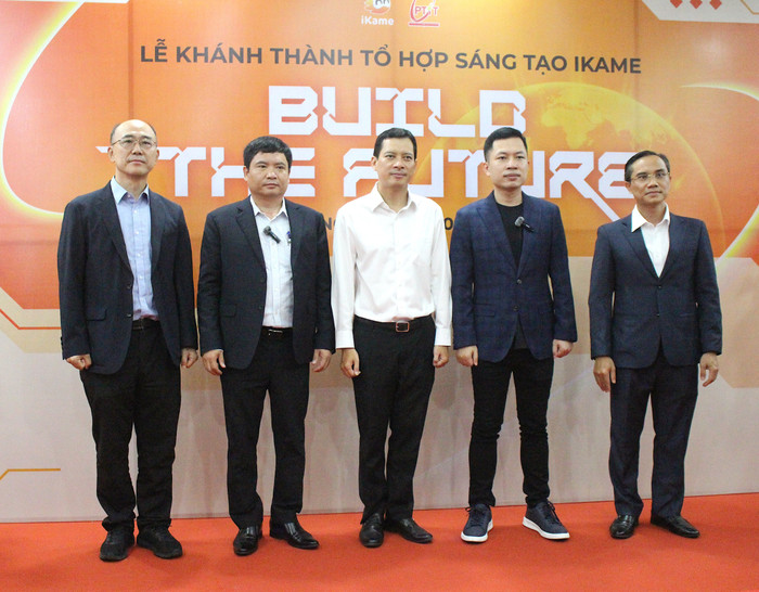 Các đại biểu chụp ảnh lưu niệm. img-1624.jpg