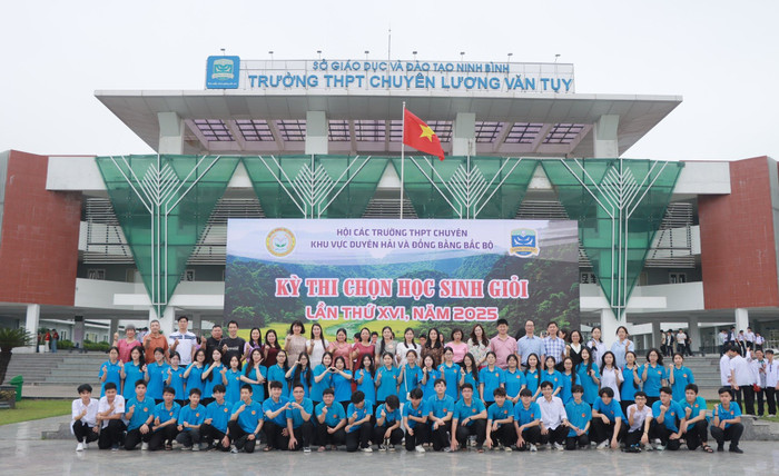 Học sinh Trường Trung học phổ thông Chuyên Lương Văn Tụy (Ninh Bình) trong một kỳ thi chọn học sinh giỏi năm 2025. Ảnh: fanpage nhà trường 500299955-1295623529232735-4308316553057307243-n.jpg