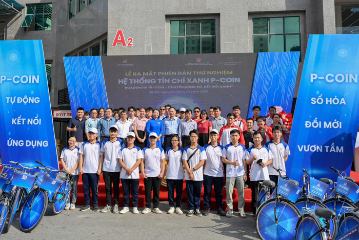 Các sinh viên, đoàn viên chụp ảnh lưu niệm cùng lãnh đạo Học viện trong buổi lễ ra mắt. z6773395279514-35c40cea8ddd6e5cd0c7b3182242fdc7.jpg