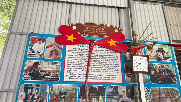 Sản phẩm chuồn chuồn tre được định giá 1,5 triệu đồng được ông Nguyễn Văn Tái làm ra được trưng bày trong không gian cơ sở sản xuất để du khách được chiêm ngưỡng z6869340898531-2080295fe03e1f707244e9206793c4e7.jpg