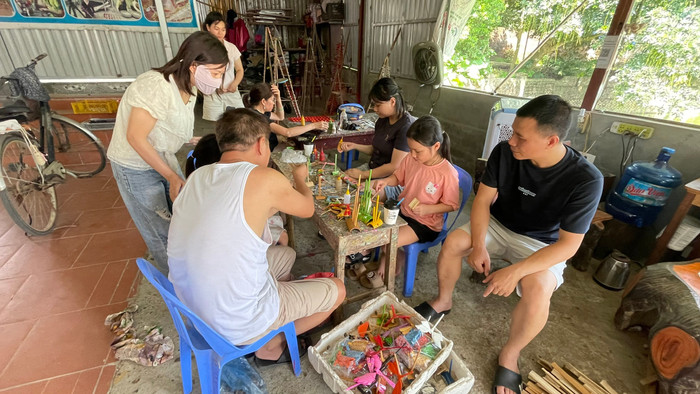 Du khách hào hứng trải nghiệm tự tay làm chuồn chuồn tre. z6869333974335-085fe5f0ce45a6d8563f76a402135b20.jpg