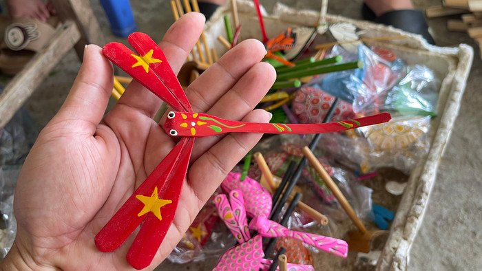 Mỗi sản phẩm hoàn thiện đều chứa đựng tâm huyết của người thợ làng nghề. z6869340135943-a38ec944c0218c3a49ec91ca779f18f9.jpg