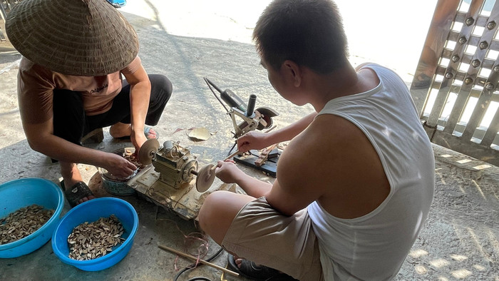 Các công đoạn để làm ra một sản phẩm chuồn chuồn tre Thạch Xá đều phải làm thủ công z6869340302163-3810ae4ff7fe4bc7b83563f6f52f1949.jpg
