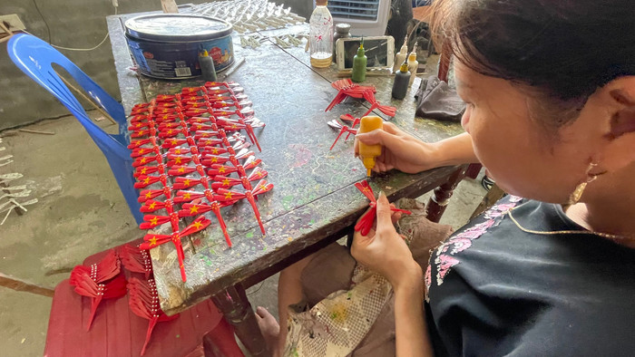 Sau khi chuồn chuồn tre đã xong phần thô thì sẽ được phun màu và sơn hoa văn, hoạ tiết z6869334128207-e1560476228ffd57b13b5a2e64fe47d6.jpg