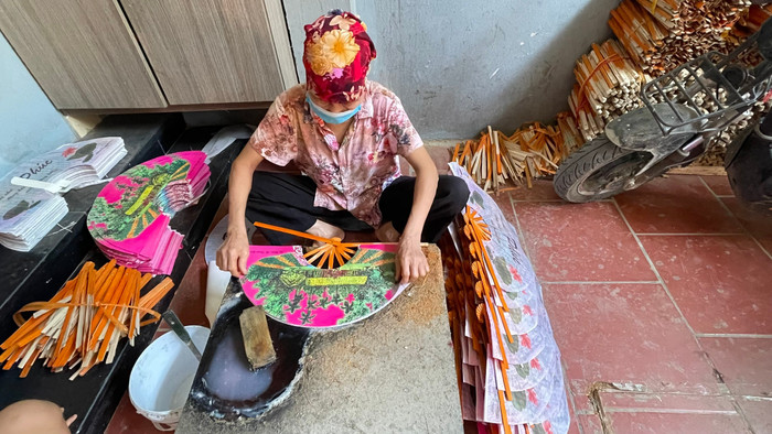 Các công đoạn làm ra một sản phẩm đòi hỏi sự khéo léo tỉ mỉ nhưng thu nhập không đáng là bao nên công việc này không thu hút được sự tham gia của người trẻ trong làng. 5.jpg