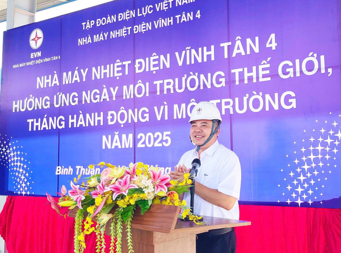 Ông Vũ Đình Quân - Phó Bí thư Đảng ủy, Phó Giám đốc Nhà máy Nhiệt điện Vĩnh Tân 4 phát biểu tại buổi lễ ra quân trồng cây xanh. z6721650792442-8f40503d1658e29334dbcbd4dd84215b.jpg